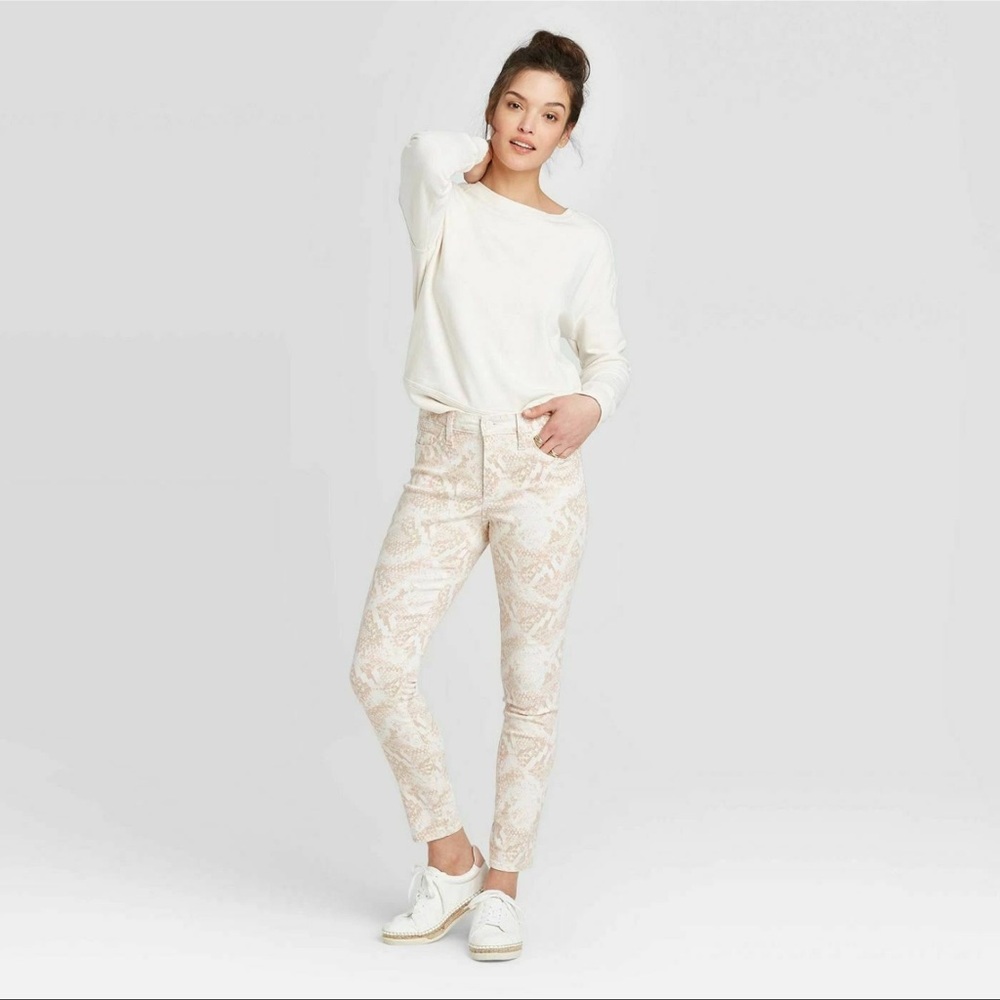 Universal Beige Patterned Pants